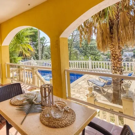 Villa Sleeps 8 Pool Wifi